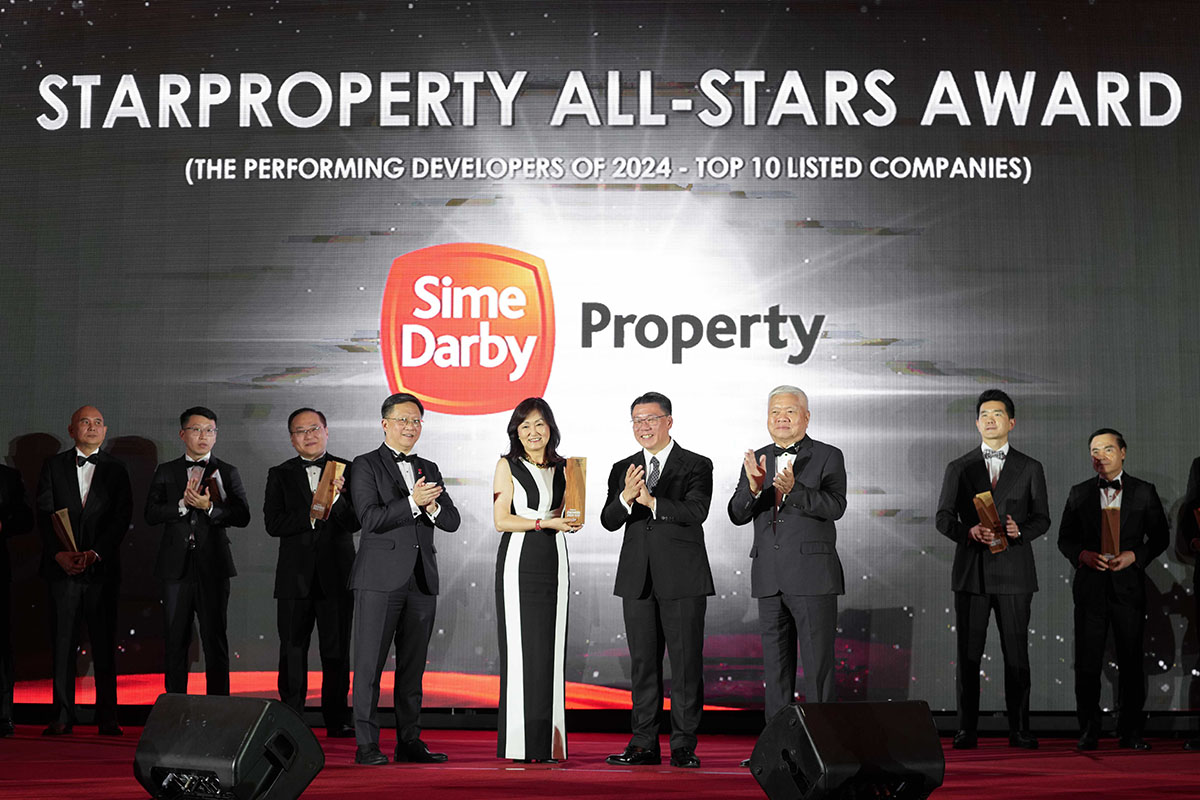 Sime Darby Property’s Group Chief Financial Officer,  Betty Lau Sui Hing (centre) accepting the top spot for the All-Stars Award at the StarProperty Awards 2025 – Real Estate Developer Edition, reaffirming the Company’s status as Malaysia’s leading developer.