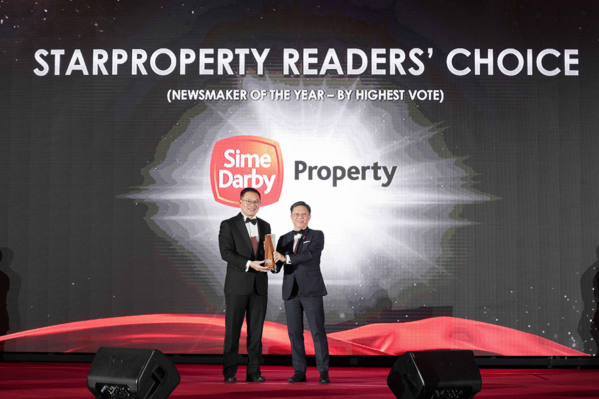 Sime Darby Property’s Chief Marketing and Sales Office,  Datuk Lai Shu Wei (left), accepting the Readers’ Choice Award for Newsmaker of the Year, a recognition of the Company’s influence in shaping real estate news and events throughout 2024.