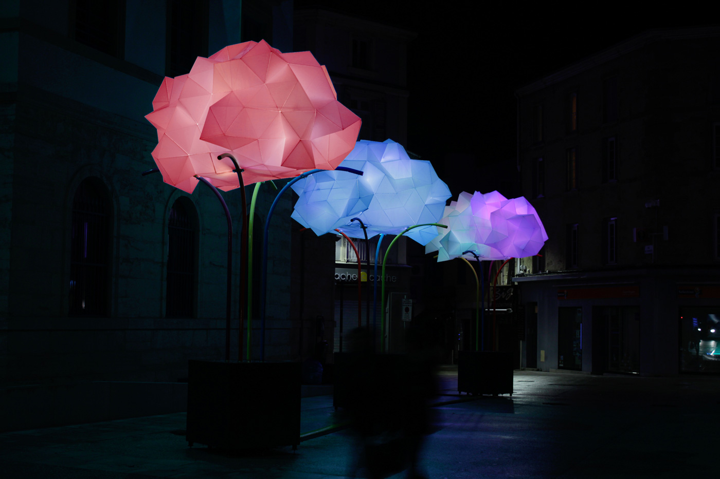 Located on the Upper Ground Level of Electric Boulevard, ‘Cloudy Lanterns’ is a light art installation with floating geometric matrixes that immerse themselves in the urban space by illuminating their diffuse and crystalline glow.